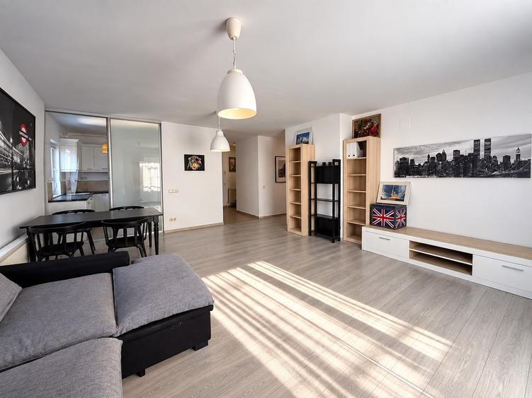 Apartament cu 4 camere decomandat, mobilat în Băneasa