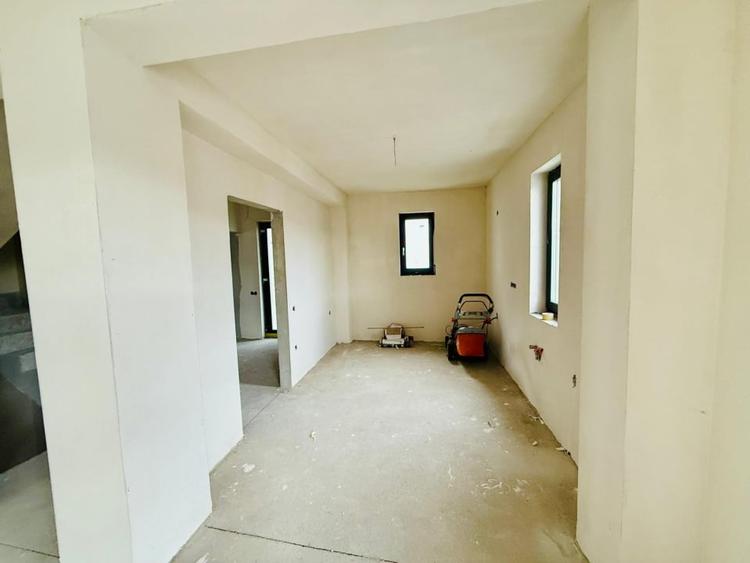Duplex cu 5 camere cu Canalizare în Florești