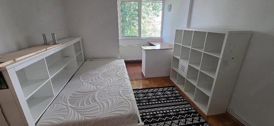 Apartament cu 3 camere semidecomandat în Muncii