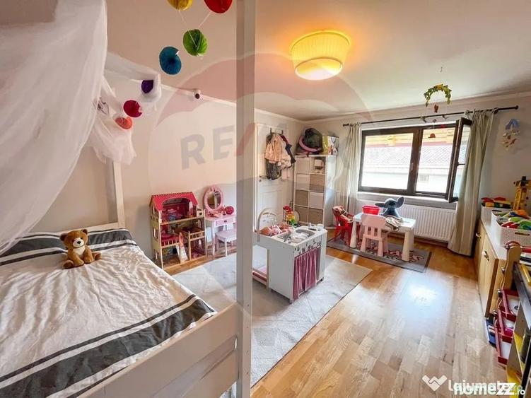 Casă cu 5 camere cu Teren 2236 Mp în Central