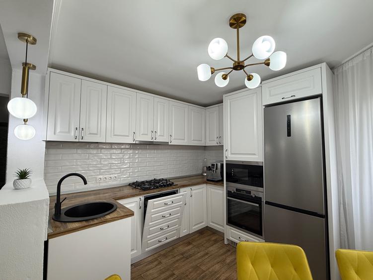 Apartament cu 4 camere semidecomandat în Nufărul