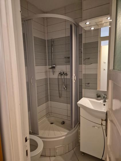 Apartament cu 3 camere decomandat în Tractorul