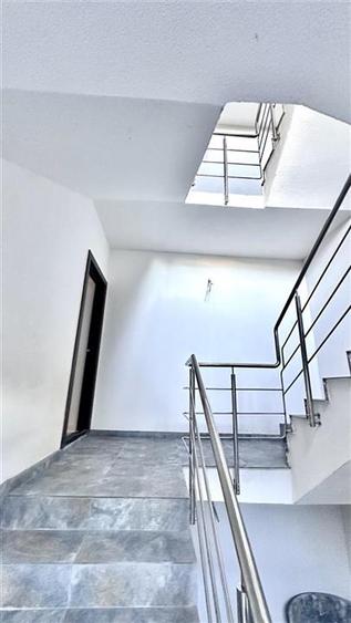 Apartament cu 3 camere decomandat în Tractorul