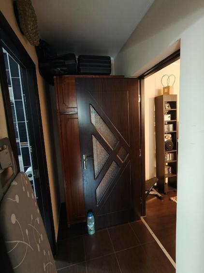 Apartament cu 3 camere semidecomandat, mobilat în Micro 16