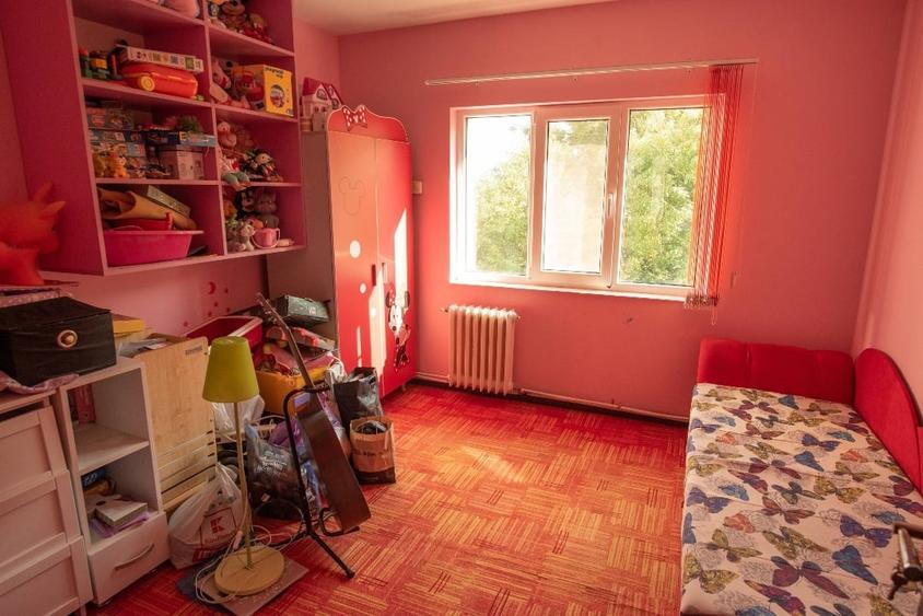 Apartament cu 3 camere decomandat, mobilat în Podu Roș