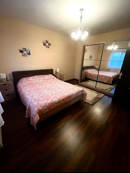 Casă cu 6 camere cu Garaj în Valea Adâncă