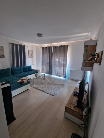 Apartament cu 3 camere decomandat în Tractorul