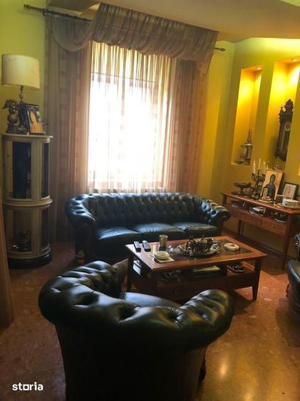 Casă cu 8 camere cu Teren 750 Mp în Central