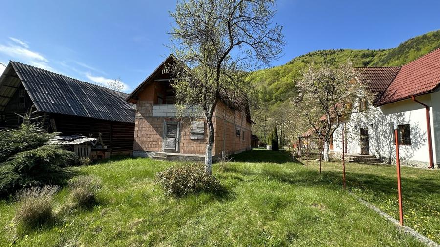 Casă cu 8 camere cu Teren 770 Mp în Lotrioara