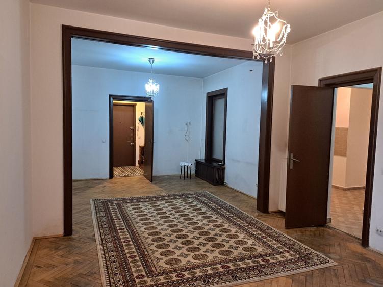 Apartament cu 3 camere nedecomandat, mobilat în Armeneasca