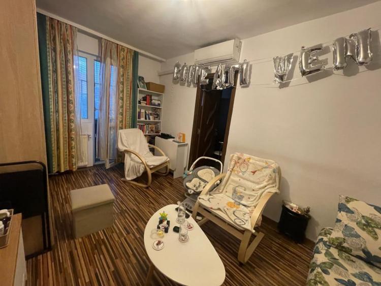 Apartament cu 3 camere semidecomandat în Craiovița Nouă