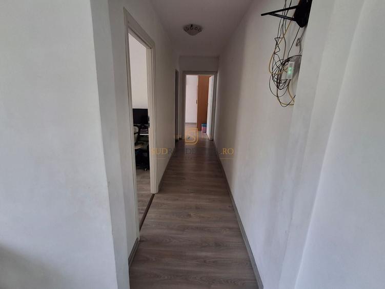Apartament cu 3 camere semidecomandat în Berceni