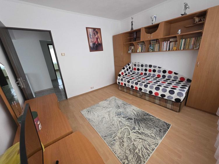 Apartament cu 3 camere decomandat în Găvana