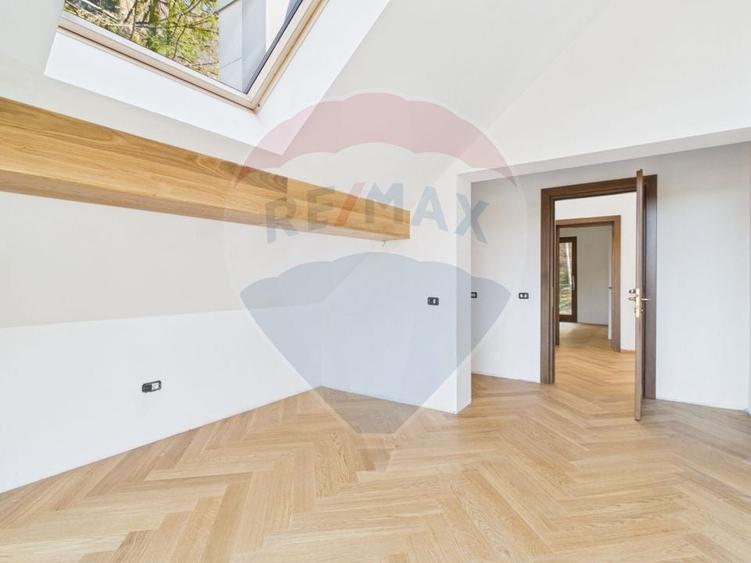 Apartament cu 4 camere decomandat în Calea Moroieni