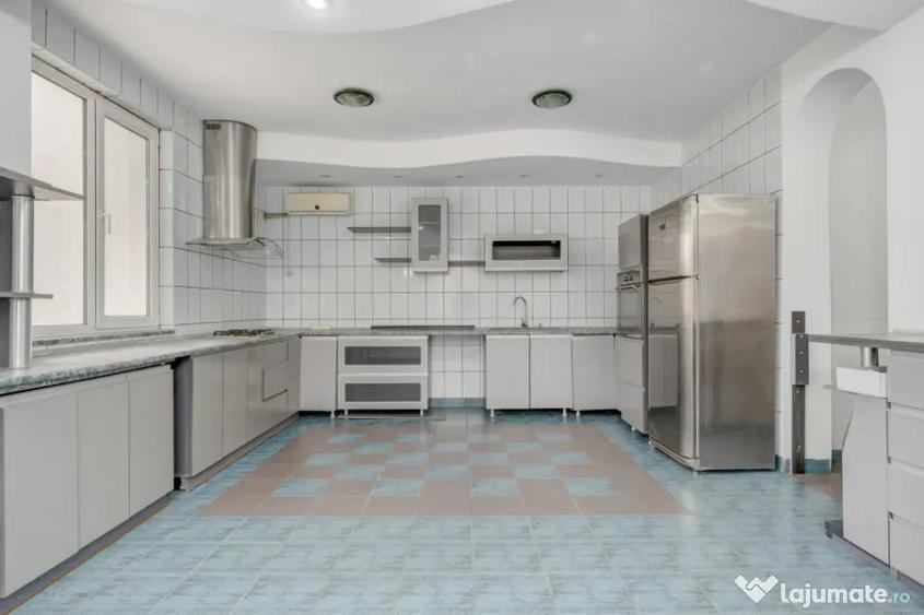 Casă cu 7 camere cu Teren 300 Mp în Uverturii