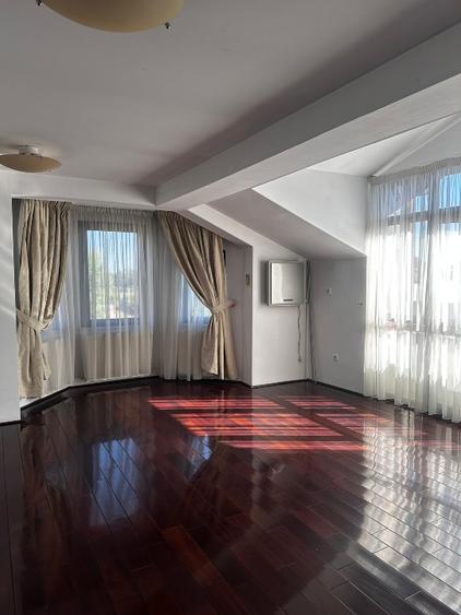 Casă individuală cu 5 camere cu Teren 100 Mp în Central