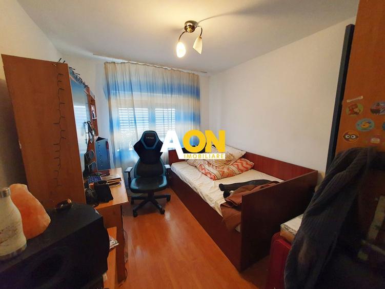 Apartament cu 3 camere decomandat în Cetate