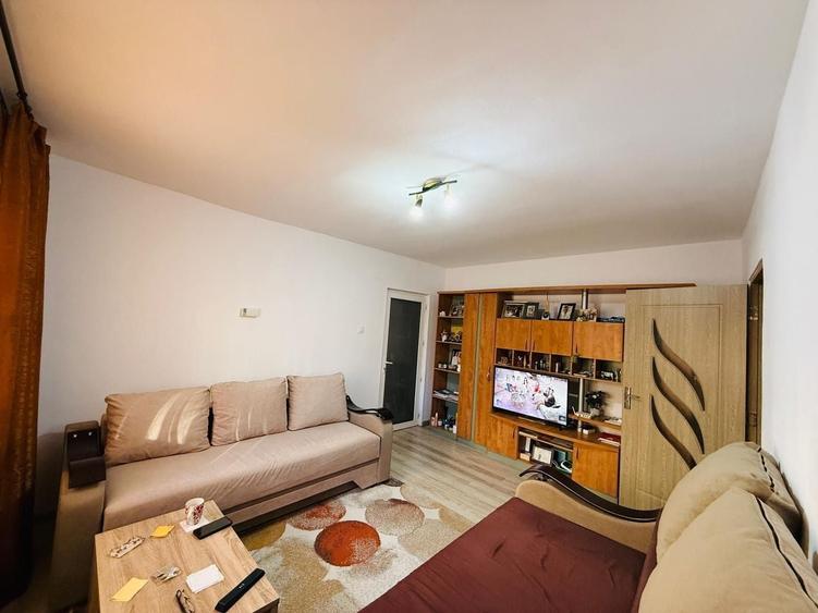 Apartament cu 2 camere semidecomandat, mobilat în Soarelui