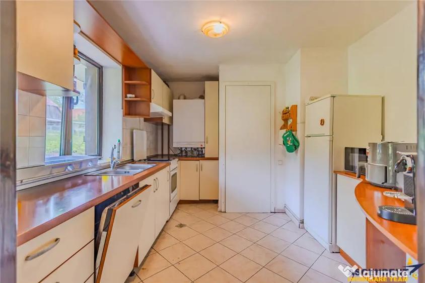 Casă cu 7 camere cu Teren 800 Mp în Predeluț