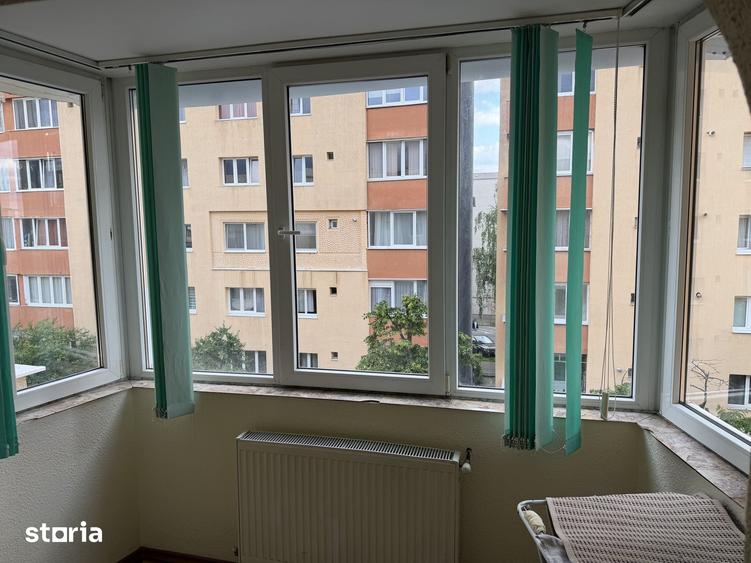Apartament cu 3 camere decomandat în Astra