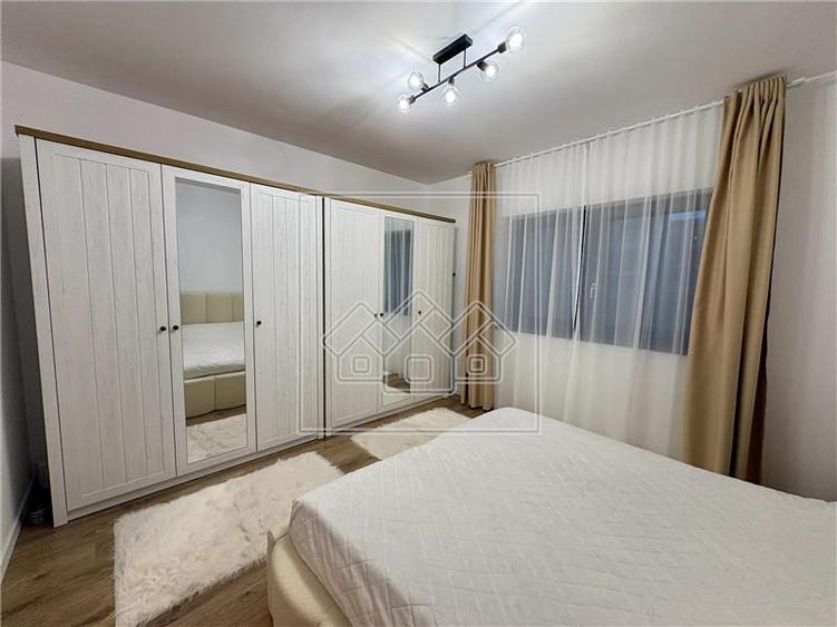Penthouse cu 5 camere decomandat în Exterior Vest