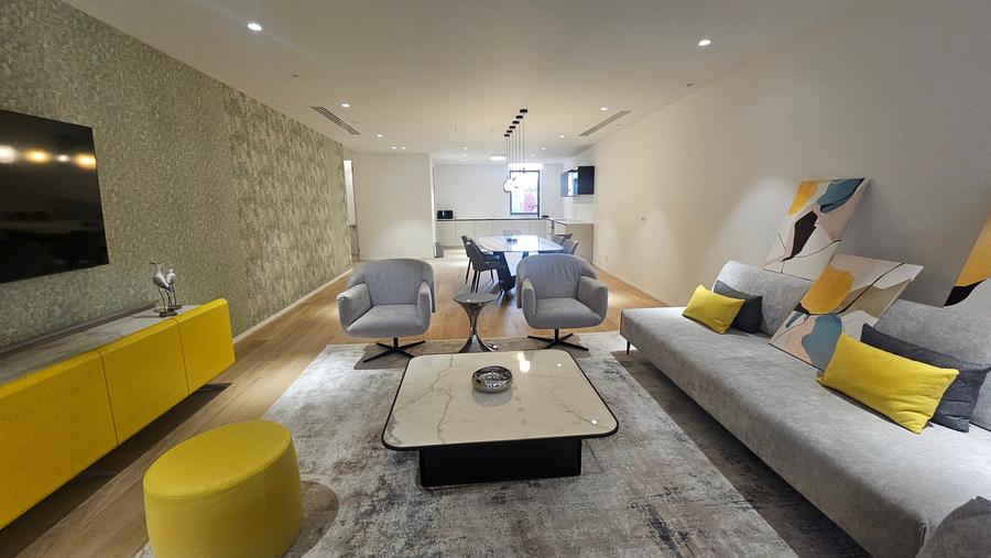 Apartament cu 4 camere decomandat în P-ța Victoriei