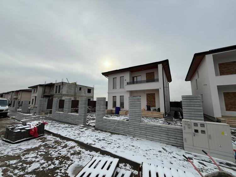 Casă individuală cu 5 camere cu Canalizare în Dobroești