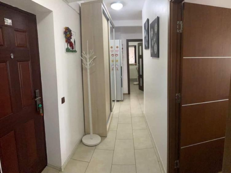 Apartament cu 3 camere decomandat, mobilat în Central