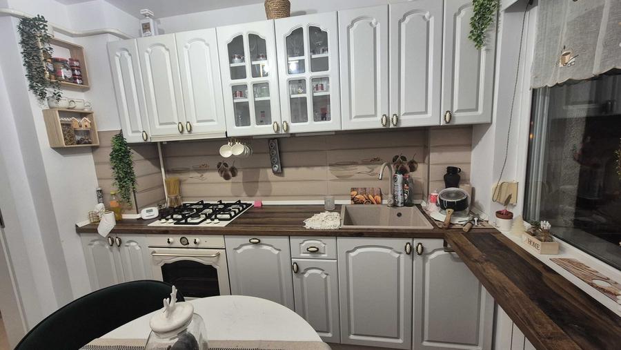 Apartament cu 3 camere semidecomandat, mobilat în Splai Bahlui