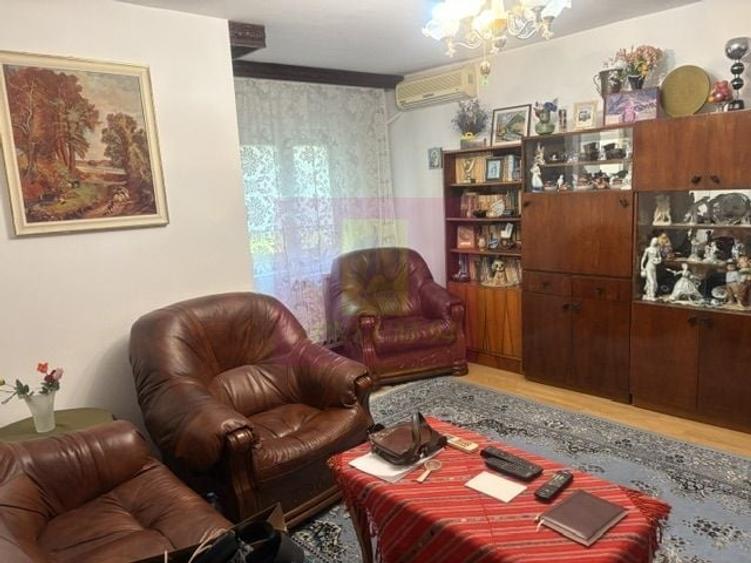 Apartament cu 3 camere decomandat în Drumul Sării