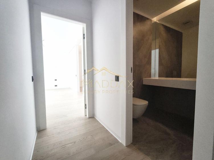 Apartament cu 4 camere semidecomandat în Floreasca