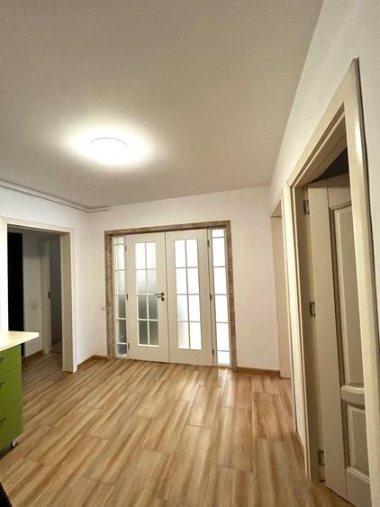 Apartament cu 4 camere semidecomandat, mobilat în Apărătorii Patriei