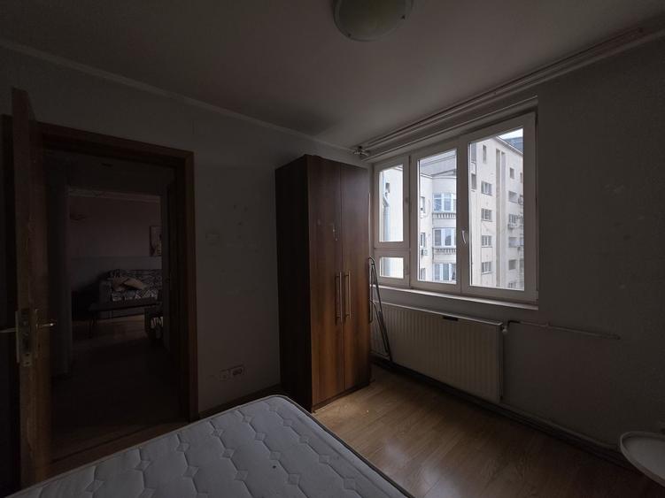 Apartament cu 3 camere semidecomandat, mobilat în
