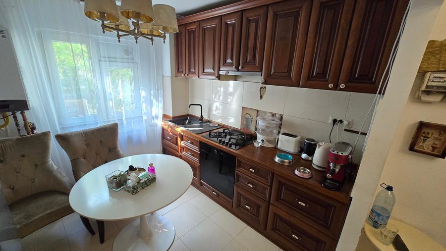 Apartament cu 3 camere decomandat în Titan