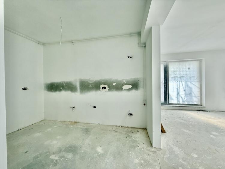 Apartament cu 3 camere semidecomandat în Moșilor