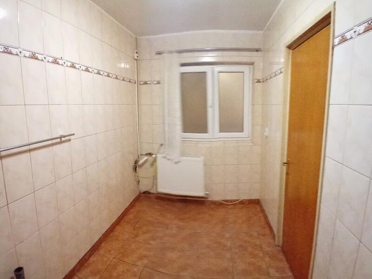 Apartament cu 4 camere decomandat în Tineretului