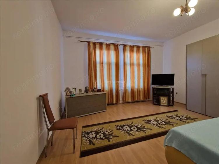 Casă cu 8 camere cu Teren 866 Mp în 1 Mai