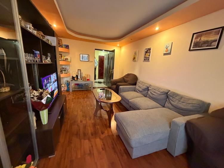 Apartament cu 3 camere semidecomandat în Dristor