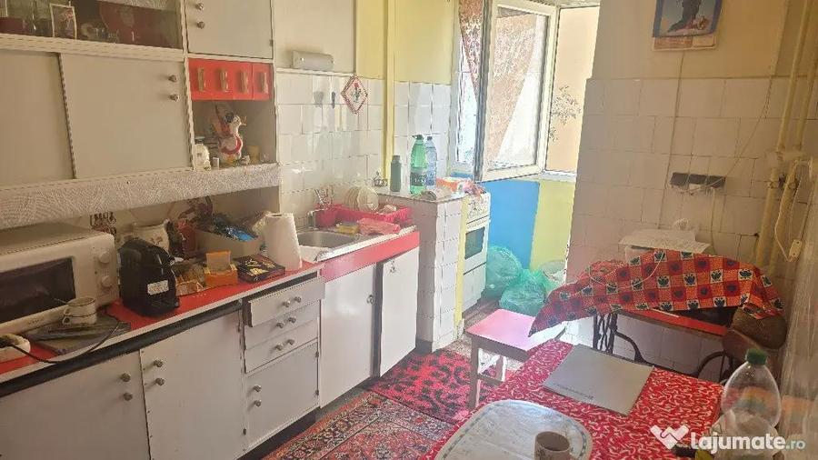 Apartament cu 3 camere decomandat în Piața Centrală