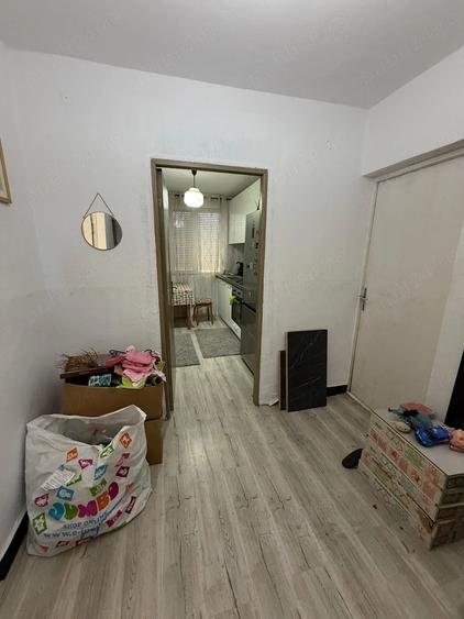 Apartament cu 3 camere decomandat în Rieni