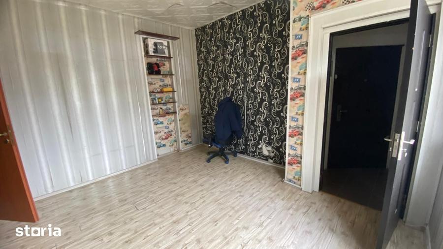 Apartament cu 3 camere semidecomandat în Centrul Civic