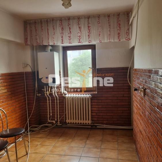 Apartament cu 3 camere semidecomandat în 5 Călărasi