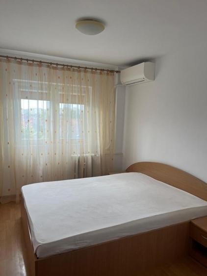 Apartament cu 3 camere decomandat în Lacul Tei