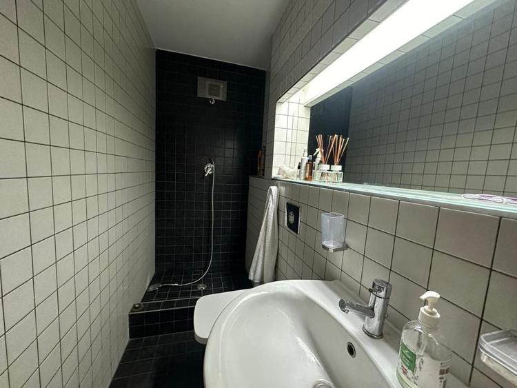 Apartament cu 3 camere semidecomandat, mobilat în Vitan