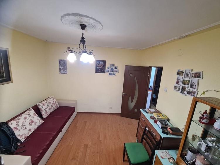 Apartament cu 3 camere decomandat în Sud