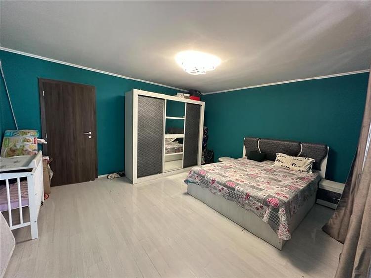 Casă individuală cu 6 camere cu Canalizare în Est