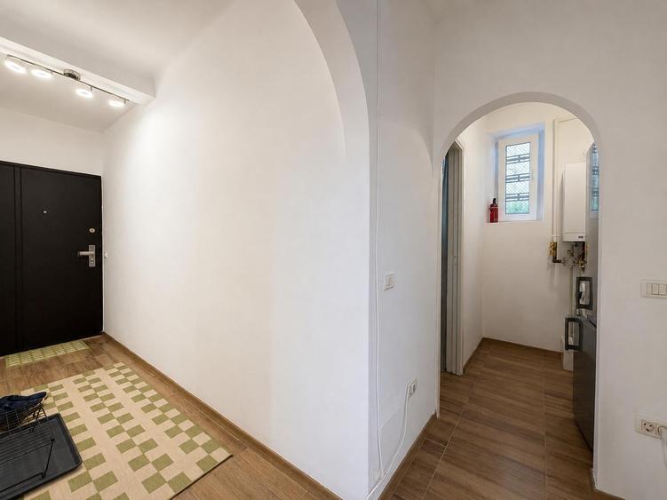 Apartament cu 2 camere semidecomandat, mobilat în P-ța Victoriei