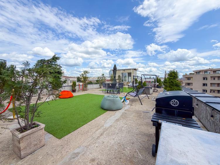Penthouse cu 5 camere decomandat, mobilat în Central