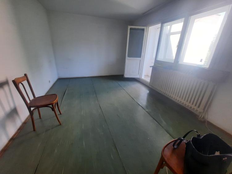 Apartament cu 3 camere decomandat în Berceni