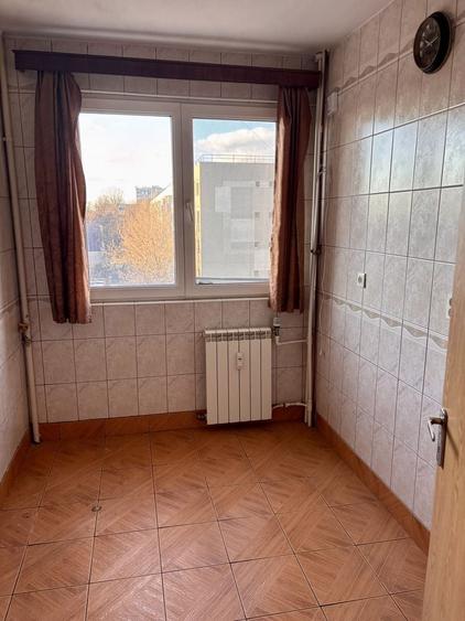Apartament cu 3 camere semidecomandat în Gorjului